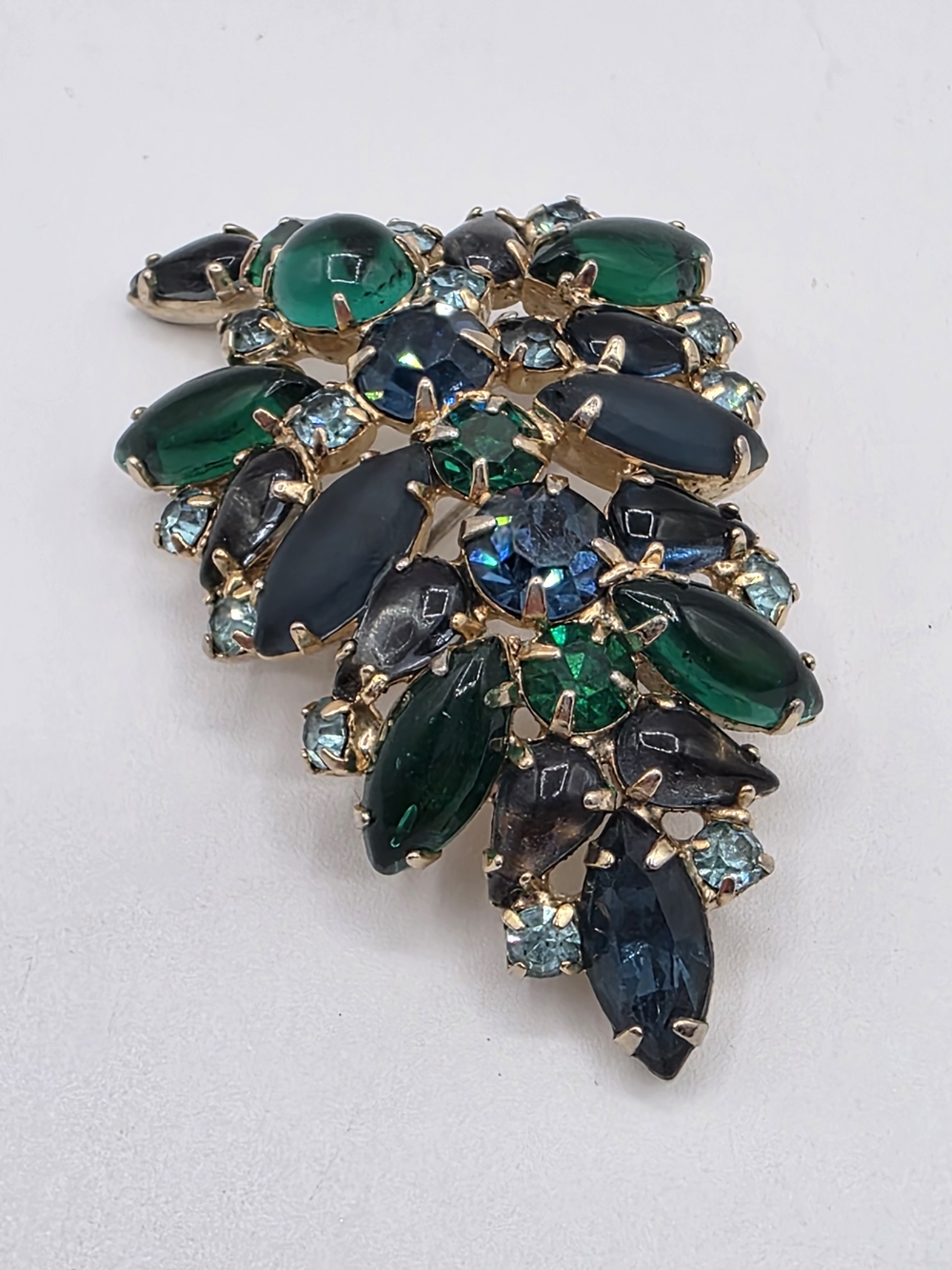 Vintage KARU ARKE Inc. Emerald & Teal Crystal Leaf Brooch - Picture 5 of 15